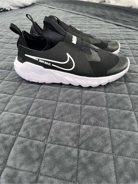 Nike Boys Flex Runner 2 Sneakers Size 7 Y Running Shoes Black White DJ6038-002
